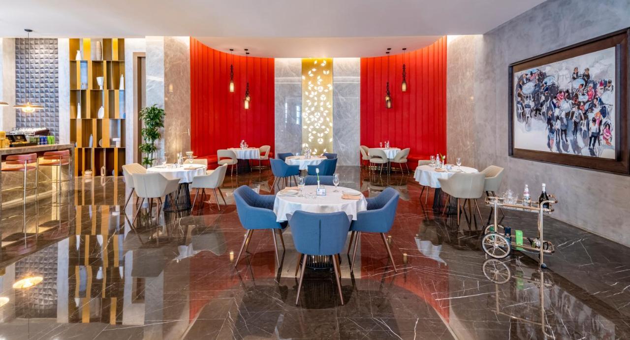 Pullman Sharjah Hotel Exterior photo The restaurant