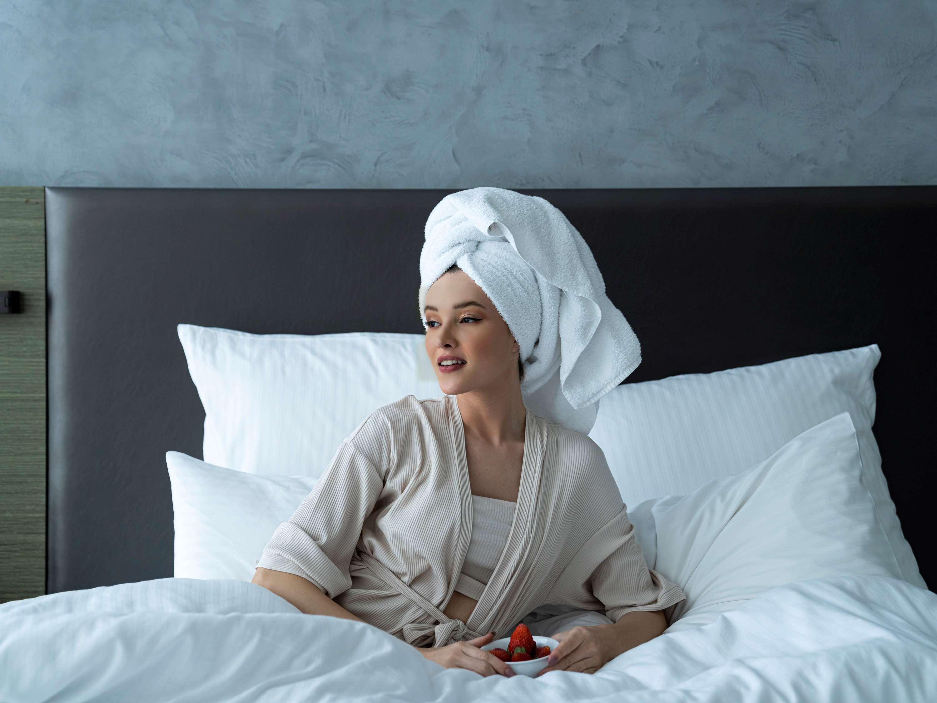 Pullman Sharjah Hotel Exterior photo A woman wearing a bathrobe